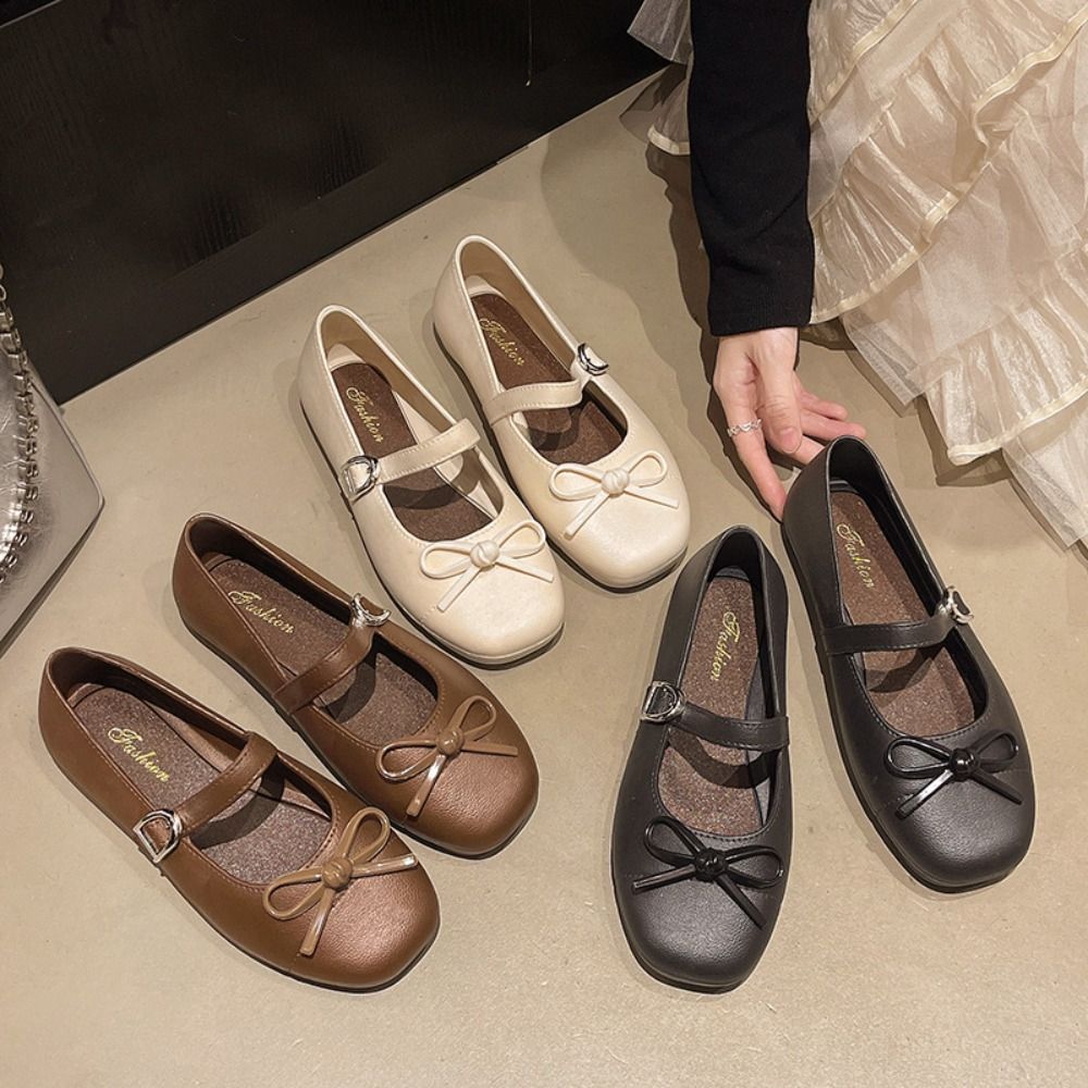 Mule Slip On - รองเท้าแตะผู้หญิงประดับโบว์มุก น่ารัก ใส่สบาย ไม่ลื่น เหมาะกับชุดฤดูร้อน รองเท้าส้นเตี้ย