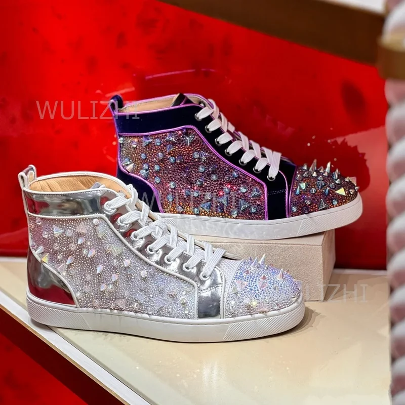 Women Shoes Tennis - รองเท้าผ้าใบผู้ชายสีม่วงเข้มประดับคริสตัลแบบร้อยเชือก พื้นสีแดง รองเท้ากีฬาข้อสั้น ประดับเพชร หนังกลับ รองเท้าวิ่งลำลอง